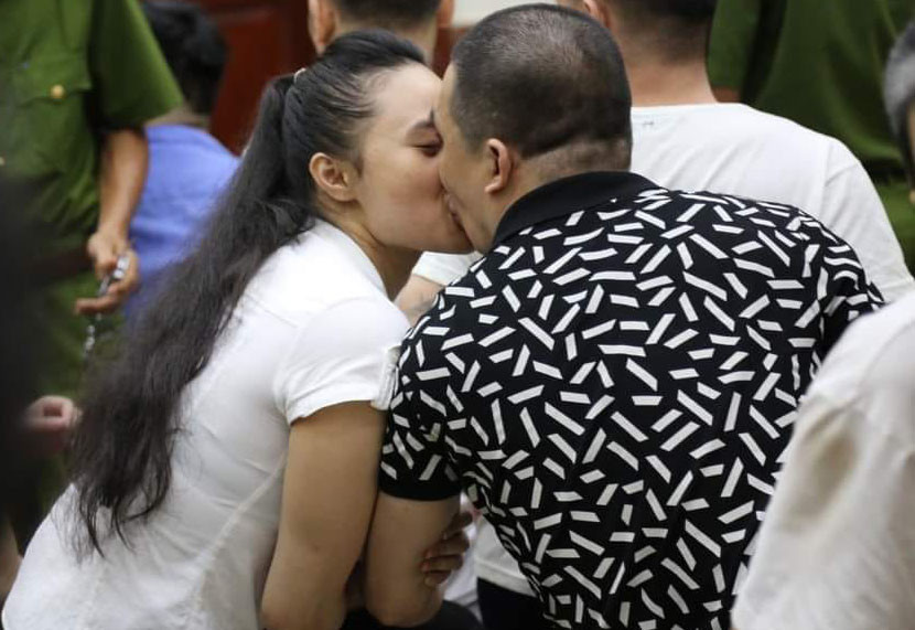 Do đó, tòa phúc thẩm quyết định bác kháng cáo, y án sơ thẩm đối với Văn Kính Dương và đồng phạm. Theo đó, Văn Kính Dương nhận án tử hình về 5 tội danh, bị tịch thu hơn một tỷ đồng. Ngọc Miu nhận mức án 16 năm tù về tội Tàng trữ trái phép chất ma túy, bị phạt bổ sung 50 triệu đồng. (Sau khi bị tuyên án, Văn Kính Dương tranh thủ quay xuống hôn bạn gái trước khi bị áp giải về trại giam)