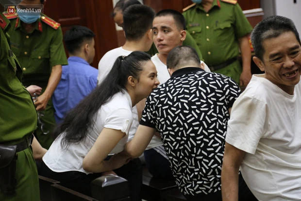 Lê Hương Giang cũng bị tuyên án tử về tội Mua bán trái phép chất ma túy, phạt 100 triệu đồng. Nguyễn Đắc Huy, Nguyễn Thu Huyền, Phạm Thị Thu Huyền cùng lĩnh án tù chung thân về tội Mua bán trái phép chất ma túy, bị phạt bổ sung 50 triệu đồng. Còn Nguyễn Bá Thành nhận án tù chung thân về tội Sản xuất trái phép chất ma túy, bị phạt 50 triệu đồng. (Ảnh Kenh14)