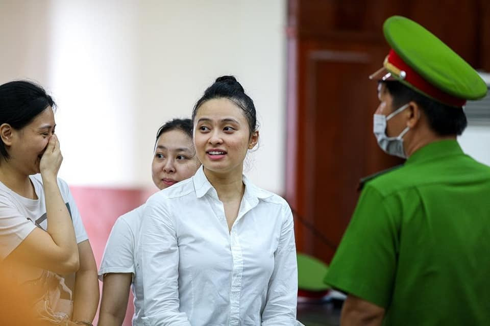 Đối với Ngọc, ăn năn hối cải, hai con nhỏ, phạm tội giúp sức nhưng án sơ thẩm đã tuyên phù hợp nên không giảm nhẹ nữa. 