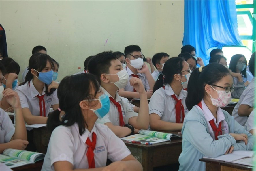 Cham tre trong chon sach giao khoa, hoc sinh chiu thiet