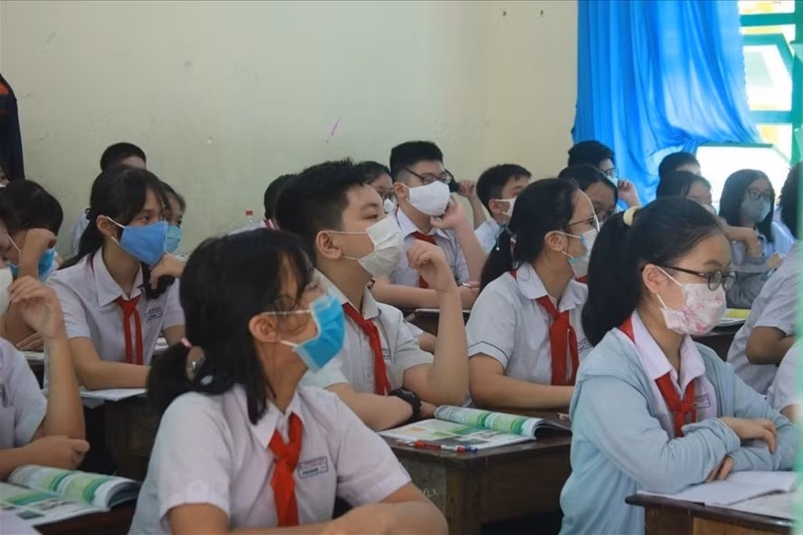 Cham tre trong chon sach giao khoa, hoc sinh chiu thiet