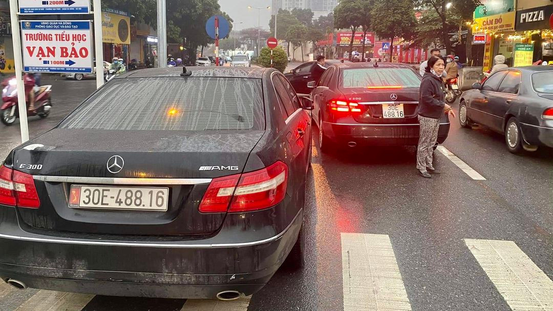 Tu vu 2 xe Mercedes cung bien so: Pha duong day lam gia giay to