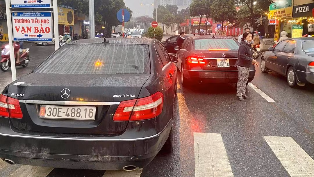 Tu vu 2 xe Mercedes cung bien so: Pha duong day lam gia giay to