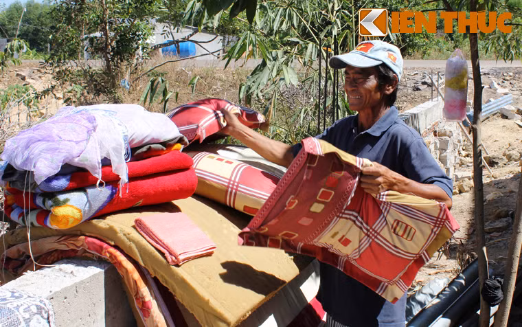 Hiện tại căn nhà của vợ chồng ông Nén đang vào giai đoạn hoàn thiện, một căn nhà mới với nước sơn thơm lừng khang trang đã hiện ra. Xung quanh đã được trồng thêm những luống hoa cúc, vạn thọ...ngập tràn không khí Tết.