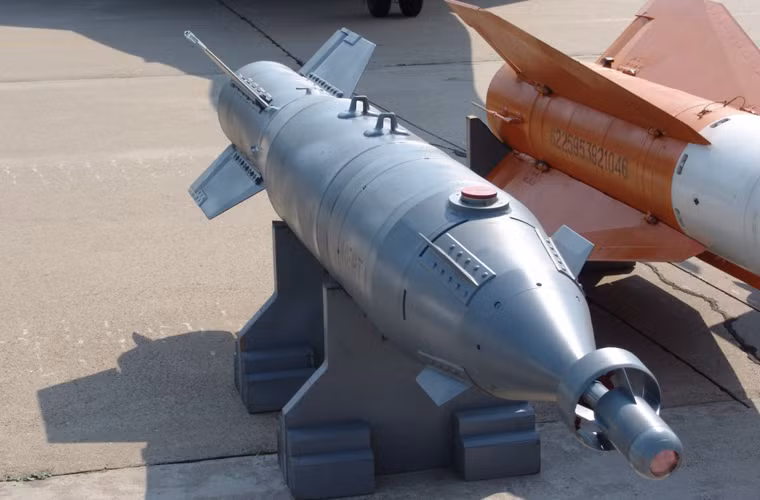 Các máy bay chiến đấu Sukhoi của Nga hiện có thể mang các loại bom dẫn đường quang truyền hình KAB-500/1500KR và dẫn đường laser KAB-500/1500L.