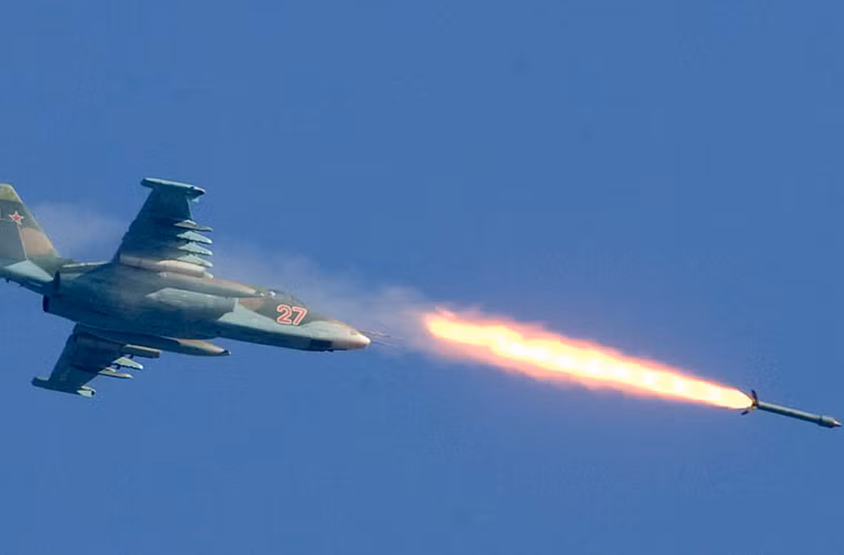 Ngoài ra, các máy bay chiến đấu có thể sử dụng rocket S-8 80mm, S-13 240mm và S-25 340mm có thể dùng để công phá công sự, các điểm ấn núp, xe thiết giáp, bộ binh tập trung ở tầm 2-4km.