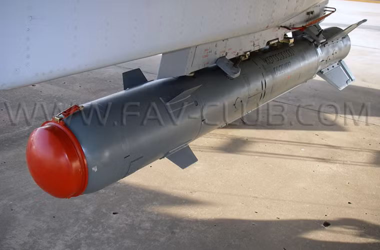 Bên cạnh tên lửa có điều khiển, Không quân Nga có thể sử dụng bom thông minh để không kích phiến quân IS. Dù cho đây là những vũ khí rất đắt tiền nhưng chiến dịch tiêu diệt IS cũng là cơ hiệu để thử nghiệm hiệu quả vũ khí Nga. Trong ảnh là bom dẫn đường KAB-500Kr của Nga.