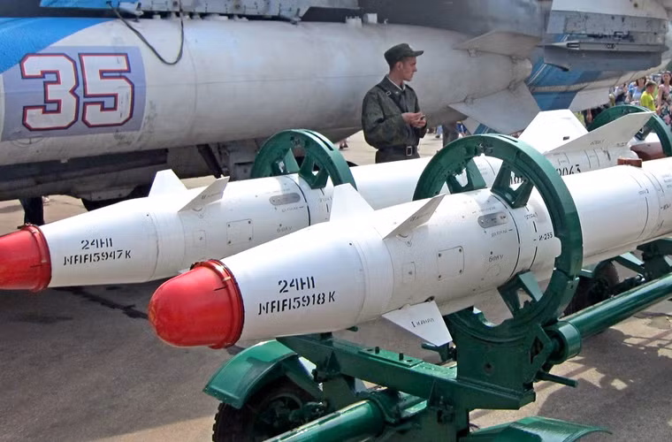 Các máy bay chiến đấu Sukhoi mà Nga triển khai ở Syria đều có khả năng mang chung các loại vũ khí tiến công đối đất. Nếu sử dụng vũ khí thông minh, có thể Nga sẽ dùng tên lửa Kh-25ML có tầm bắn 11km, trang bị đầu tự dẫn radar, mang đầu đạn nặng khoảng 90kg phù hợp diệt các công sự phòng ngự, bộ binh tập trung, các phương tiện xe bọc thép đối phương.