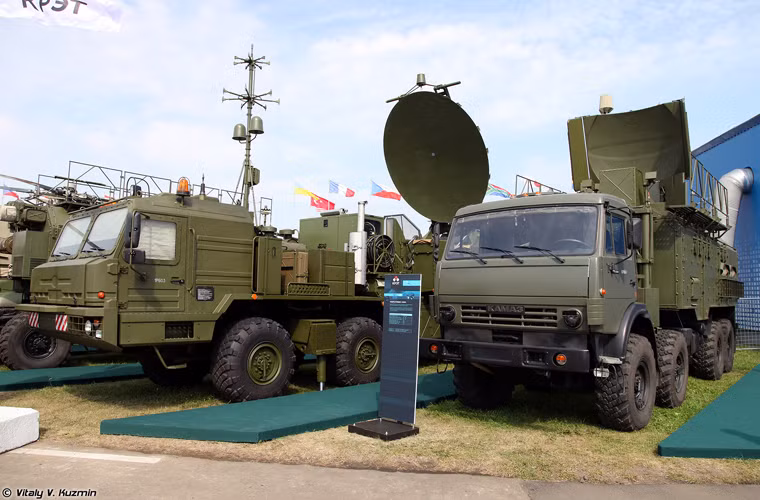 Đứng đầu bảng trong các khí tài quân sự đặc biệt chính là các tổ hợp tác chiến điện tử. Trong ảnh, chiếc xe bên trái là thành phần của tổ hợp chế áp điện tử 1L269 Krasukha-2 do hãng NPO Kvant phát triển để bảo vệ một cách có hiệu quả các đơn vị, các mục tiêu cố định chống vũ khí chính xác cao của đối phương, cũng như những phương tiện mang vũ khí, các hệ thống chỉ thị - phát hiện mục tiêu.