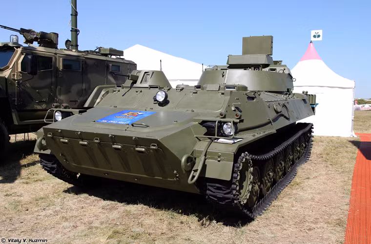 Ngoài các khí tài quân sự huyền bí – tổ hợp tác chiến điện tử, Nga còn sẵn lòng cung cấp các hệ thống radar trinh sát rất đặc biệt khác. Trong ảnh là hệ thống radar trinh sát chiến trường cơ động SNAR-10M1 có khả năng định vị mục tiêu mặt đất như xe tăng, xe bọc thép, bộ binh tập trung, cung cấp tọa độ mục tiêu cho pháo binh tấn công tiêu diệt.