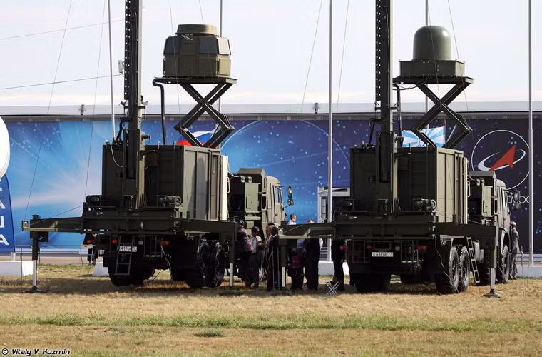 Tổ hợp gây nhiễu 1L222M Avtobaza-M là biến thể của tổ hợp Avtobaza được giới quân sự phương Tây coi là "thủ phạm" cướp quyền điều khiển UAV tàng hình RQ-170 Mỹ trinh sát trái phép lãnh thổ Iran năm 2011.