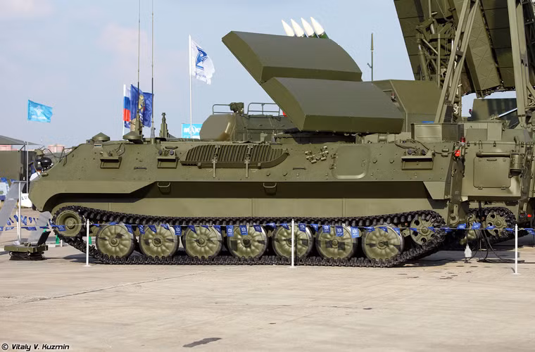 Radar phòng không cơ động cao 1L121-E có khả năng phát hiện các mục tiêu cực nhỏ như UAV mini, đạn chính xác cao (gồm các loại bom thông minh, tên lửa dẫn đường).