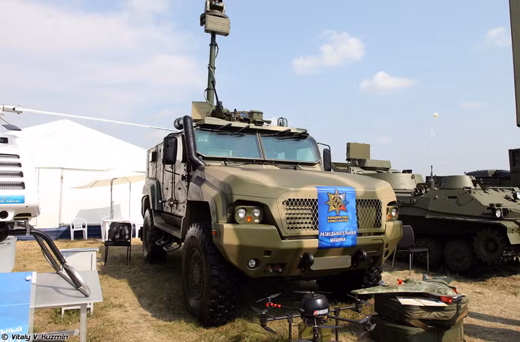 Xe trinh sát chiến trường không rõ chủng loại được đặt trên khung gầm xe bọc thép cơ động cao KAMAZ-53949.