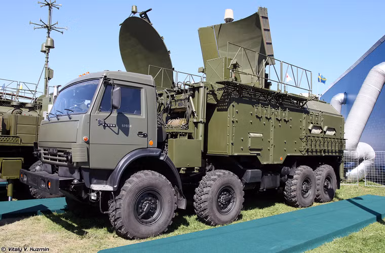 Đây là xe tình báo điện tử 1L265E thuộc tổ hợp tác chiến điện tử 1L267 Moskva-1 - đây là một trong những khí tài tác chiến điện tử tối tân nhất của Nga hiện nay, còn đang được phát triển.