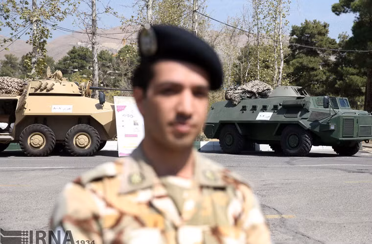 Các vũ khí tối tân của Lục quân Iran hầu hết đều được chế tạo trên cơ sở cải tiến nền tảng vũ khí nước ngoài (chủ yếu xuất xứ từ Nga và Mỹ). Ảnh: Binh sĩ "tự sướng" trước hai mẫu xe bọc thép hiện đại của Iran. Chiếc bên trái là loại xe bọc thép chiến đấu cải tiến trên khung gầm mẫu BTR-60PB (Liên Xô) lắp tháp pháo của xe chiến đấu bộ binh BMP-2...