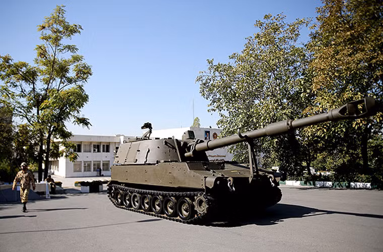 Lựu pháo tự hành hạng nặng Raad-2 được Iran chế tạo trên cơ sở sao chép mẫu M109A1 Paladin của Mỹ. Khung gầm Raad 2 trang bị động cơ diesel V-8 hoặc 5TDF của Ukraine cho tốc độ 70km/h.