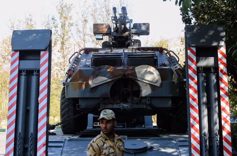 Xe bọc thép chở quân BTR-60PB được Iran cải tiến lắp pháo phòng không Sadad Type 23 (sao chép mẫu ZU-23-2 Liên Xô với kính ngắm quang học và bộ ổn định).