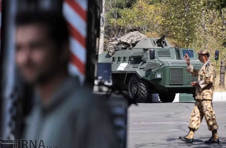 ...chiếc bên phải là xe bọc thép chở quân Sarir với khung gầm lạ hoắc nhưng lại xài tháp pháo của xe bọc thép BTR-60PB.