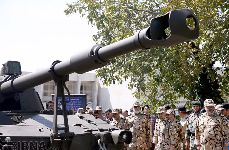 Nó được trang bị pháo chính 155mm HM44 đạt tầm bắn khoảng 30km.