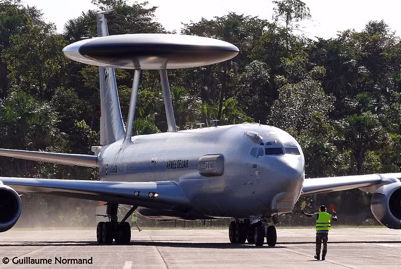 Đáng lưu ý là tuyên bố này được đưa ra trùng hợp với thời điểm nhóm tàu chiến lớn của Nga do tàu sân bay Đô đốc Kuznetsov dẫn đầu đang trên đường hành trình tới Syria tham gia cuộc chiến chống phiến quân IS. Vậy phải chăng, máy bay cảnh báo sớm E-3 được triển khai cho cuộc chiến chống IS chỉ là “bình phong” mà mục tiêu nhắm tới chính là phát hiện, theo dõi các máy bay chiến đấu và tàu chiến Nga. Nguồn ảnh: Wiki