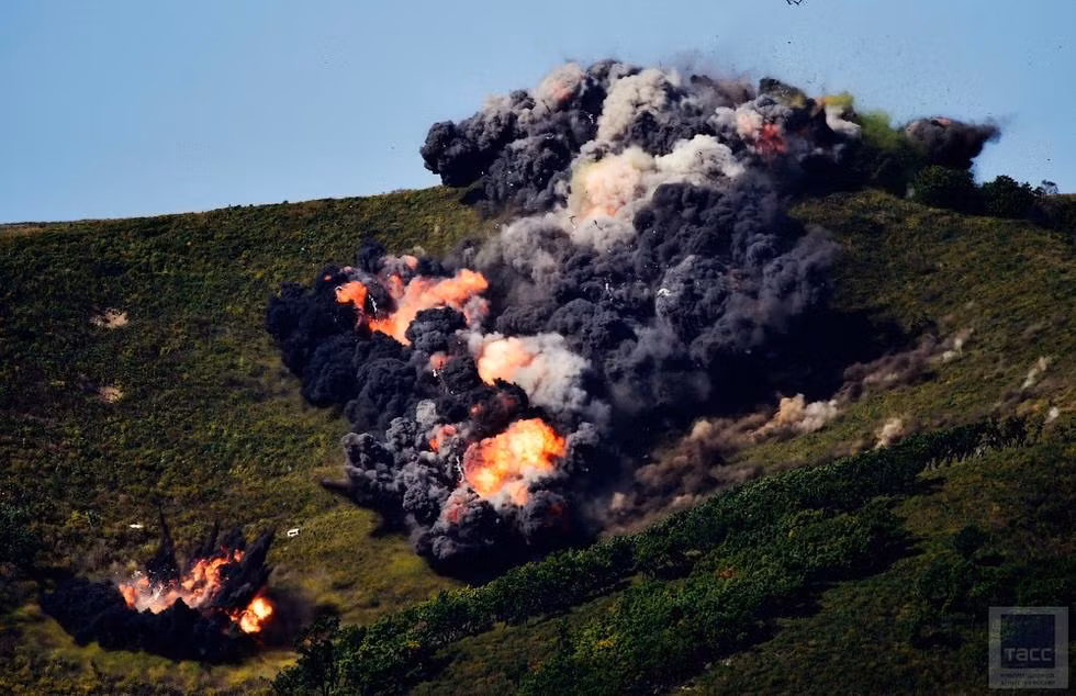 Những quầng khói lửa bùng lên dữ dội trên đồi núi sau loạt tấn công của Su-25. Nguồn ảnh: TASS