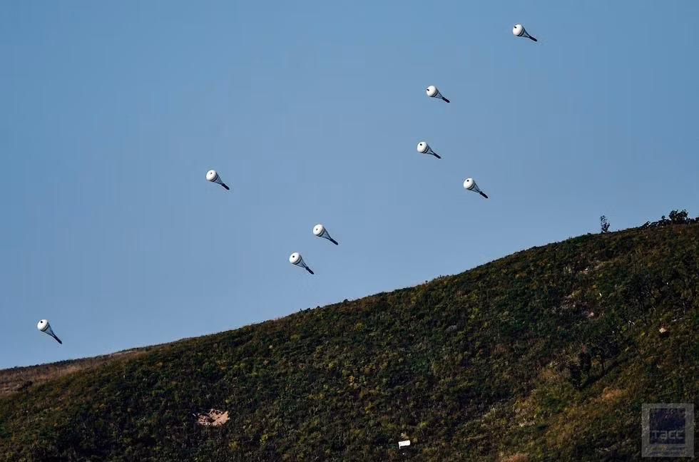 KMGU là bom chùm cỡ nhỏ do Nga thiết kế để ném từ nhiều loại máy bay tiêm kích và cường kích như MiG-23/27/29, Su-22/24/25/270/30/34 và trực thăng tấn công Mi-24, Ka-52. Nguồn ảnh: TASS