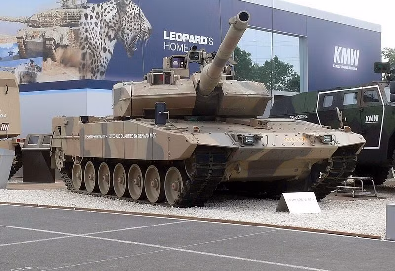 Phiên bản Leopard 2A7+ được cung cấp cho Qatar là một trong những phiên bản nâng cấp tiên tiến nhất của dòng tăng Leopard 2 được KMW tối ưu cho hoạt động trong vùng khí hậu khắc nghiệt, nhiệt độ cao ở Trung Đông. Nguồn ảnh: Wiki
