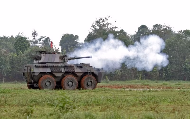 Pháo 90mm có thể đạt tầm bắn xa đến 6km với góc nâng 30 độ. Pháo được trang bị hệ thống điều khiển hỏa lực kỹ thuật số tiên tiến cho khả năng bắn chính xác ngay loạt đạn đầu. Trong tháp pháo tích hợp hệ thống kính ngắm pháo thủ ban ngày-đêm, laser đo xa và máy tính đường đạn. Nhìn chung, hỏa lực của Badak khá tốt, có thể phá hủy các xe tăng hạng nhẹ, xe tăng chủ lực hệ cũ, xe bọc thép và công phá các công sự kiên cố.Nguồn ảnh: Defence-blog