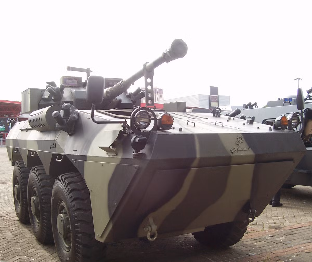 Badak được phát triển và sản xuất với sự hợp tác giữa PT Pindad và CMI Defence (Cộng hòa Pháp). Trong đó, PT Pindad tự chủ phần lớn việc chế tạo khung thân Badak trong khi CMI cung cấp vũ khí và hệ thống điều khiển hỏa lực. Nguồn ảnh: Defence-blog