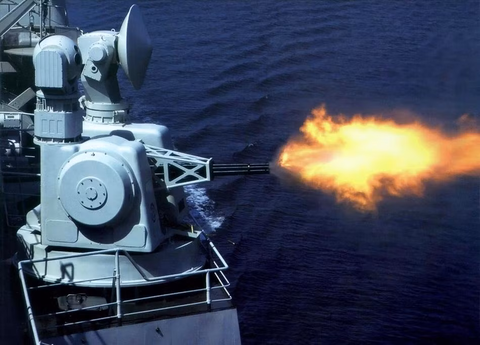 Hệ thống vũ khí phòng vệ của tàu gồm hai bệ pháo phòng không tầm gần H/PJ-11 11 nòng cỡ 30mm. Nguồn ảnh: Bestchinanews