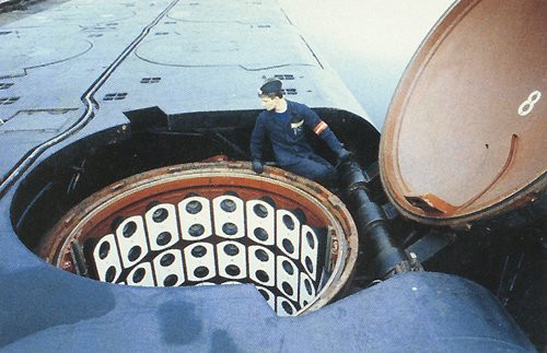 Ngoài 16 tên lửa RSM-54, tàu ngầm còn có khả năng phóng tên lửa hành trình chống hạm Novator đạt tầm bắn 45km mang theo ngư lôi chống hạm Mk40 hoặc đầu đạn hạt nhân. Mũi tàu được bố trí 4 ống phóng ngư lôi 533mm.Nguồn ảnh: Military-Today