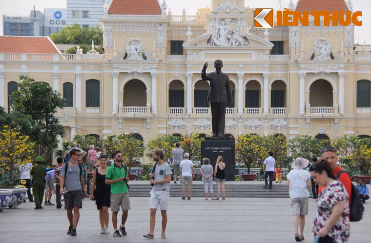 Khu quảng trường tượng đài Bác Hồ trước trụ sở UBND TP HCM rực rỡ mai vàng.