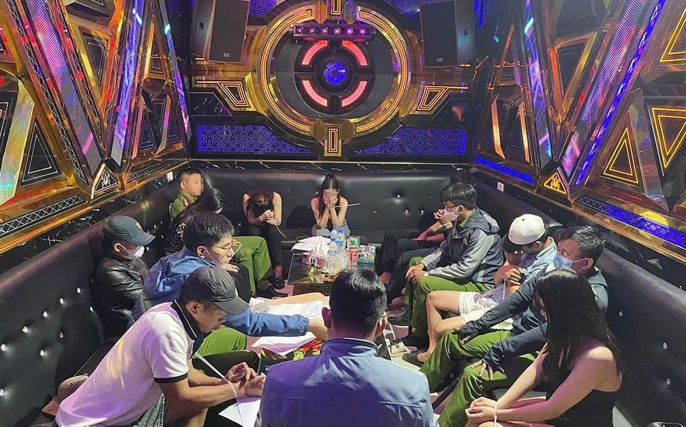 Phá đường dây cung cấp ma túy cho “dân bay” trong các quán karaoke Pha duong day cung cap ma tuy cho “dan bay” trong cac quan karaoke