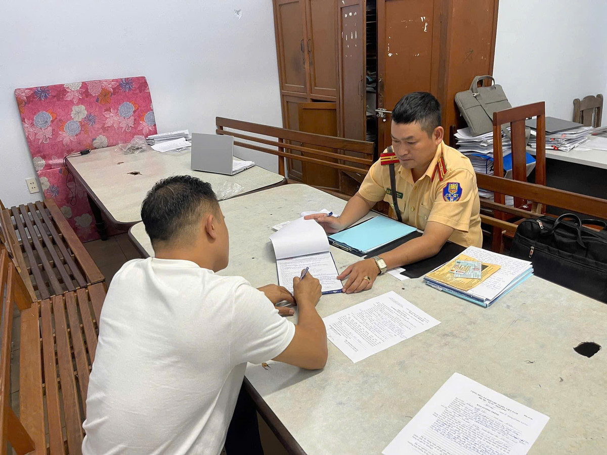 Tài xế xe khách có biểu hiện không bình thường khi lái xe Tai xe xe khach co bieu hien khong binh thuong khi lai xe