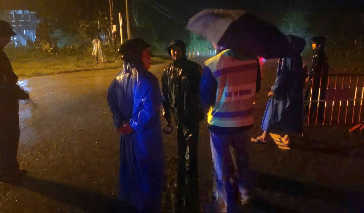 Sat lo dat gay tac duong o huyen Phuoc Son – Quang Nam-Hinh-3