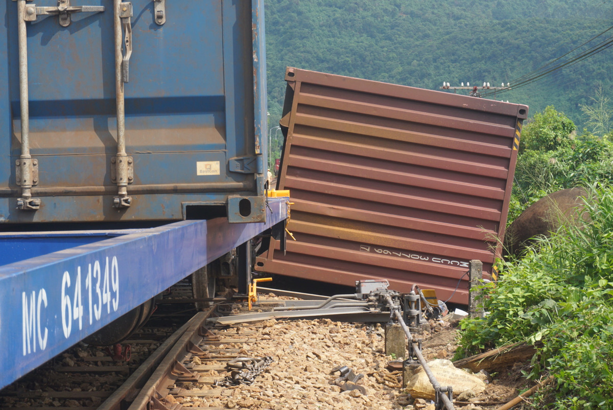 Khắc phục xong sự cố tàu hàng trật bánh trên đèo Hải Vân Khac phuc xong su co tau hang trat banh tren deo Hai Van