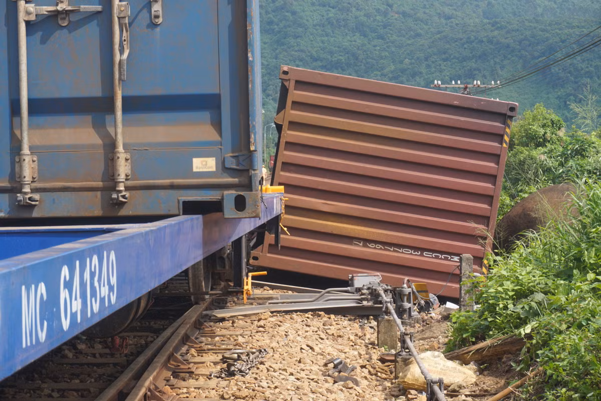 Khac phuc xong su co tau hang trat banh tren deo Hai Van