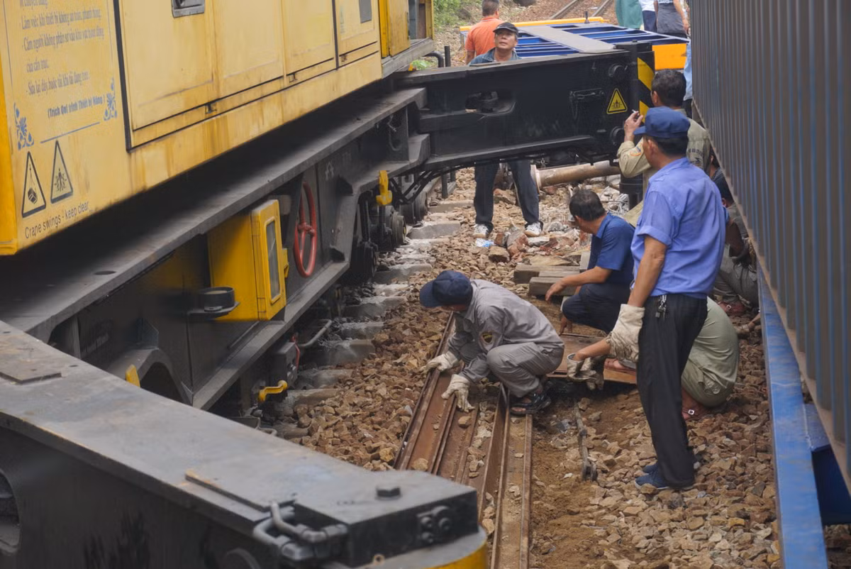 Khac phuc xong su co tau hang trat banh tren deo Hai Van-Hinh-3