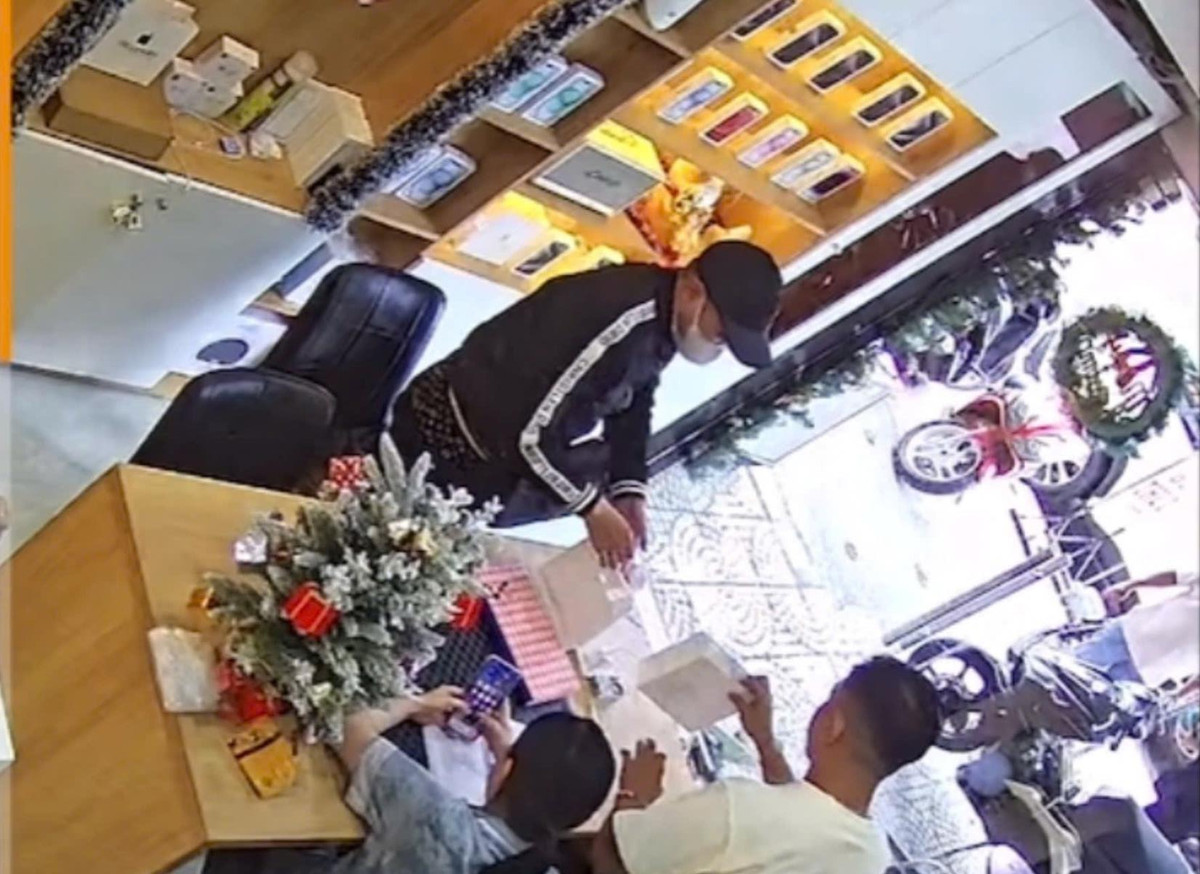 Lật tẩy chiêu trò lừa đảo thu mua điện thoại của nam thanh niên Lat tay chieu tro lua dao thu mua dien thoai cua nam thanh nien