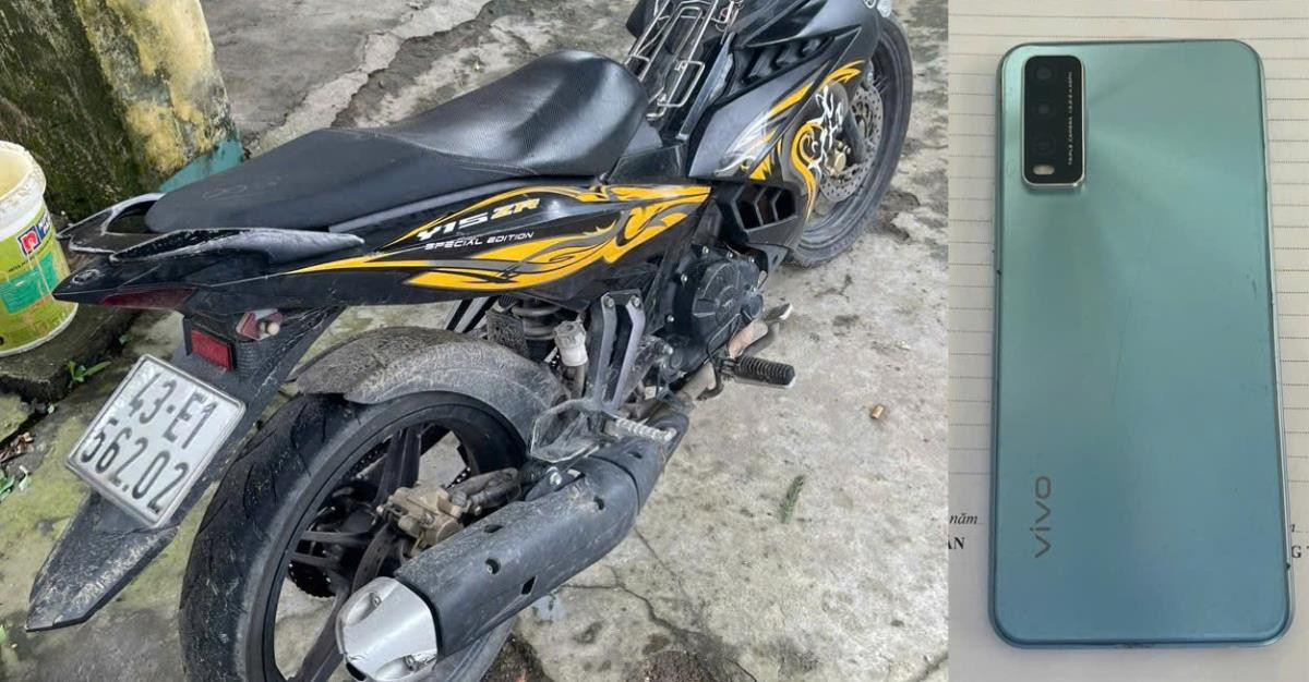 Táo tợn cướp điện thoại khi nạn nhân vừa bỏ vào hộc xe máy - Hình 2 Tao ton cuop dien thoai khi nan nhan vua bo vao hoc xe may-Hinh-2