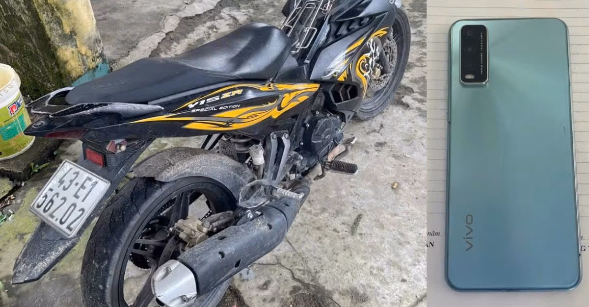 Tao ton cuop dien thoai khi nan nhan vua bo vao hoc xe may-Hinh-2