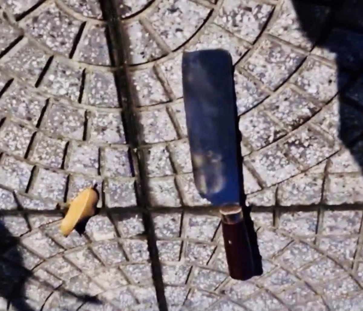 Tạm giữ hình sự đối tượng cầm hung khí tấn công CSGT Đà Nẵng - Hình 2 Tam giu hinh su doi tuong cam hung khi tan cong CSGT Da Nang-Hinh-2