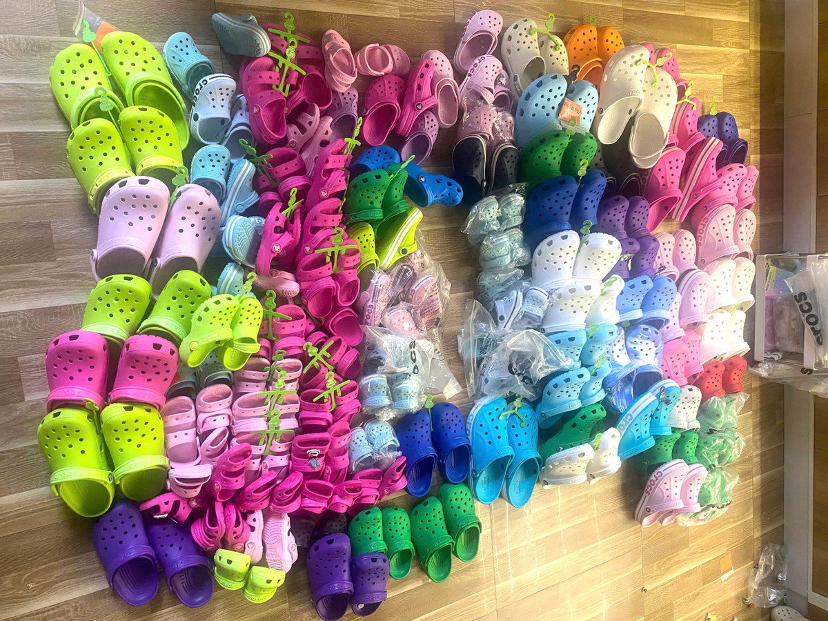 Da Nang tam giu hang tram doi dep gia mao nhan hieu CROCS-Hinh-2