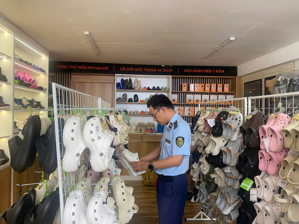 Da Nang tam giu hang tram doi dep gia mao nhan hieu CROCS