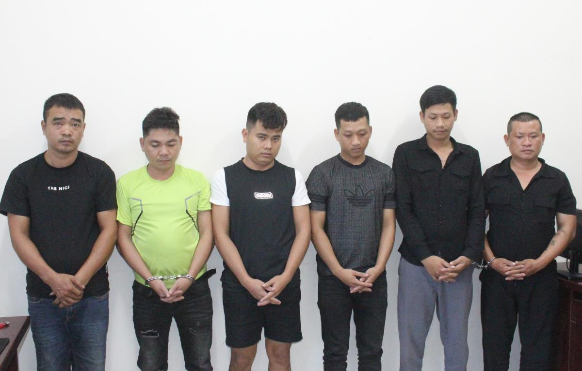 Bắt giam 6 đối tượng lừa đảo “mua gian bán lận” thép xây dựng Bat giam 6 doi tuong lua dao “mua gian ban lan” thep xay dung