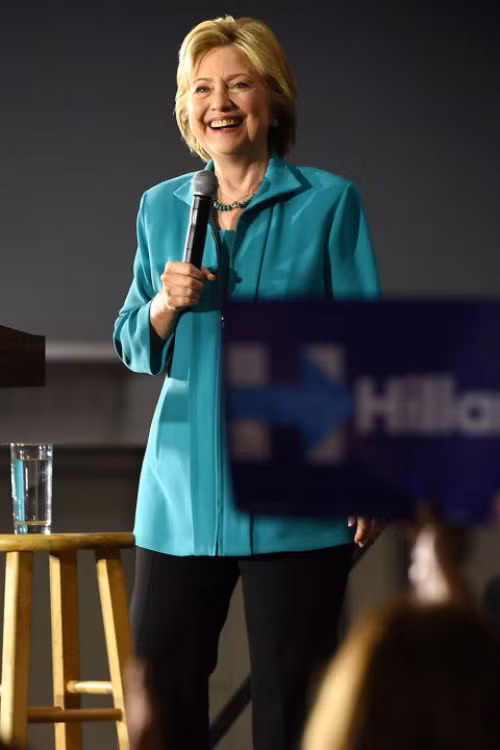 Bà rất biết cách phối vòng cổ tương đồng với màu áo.