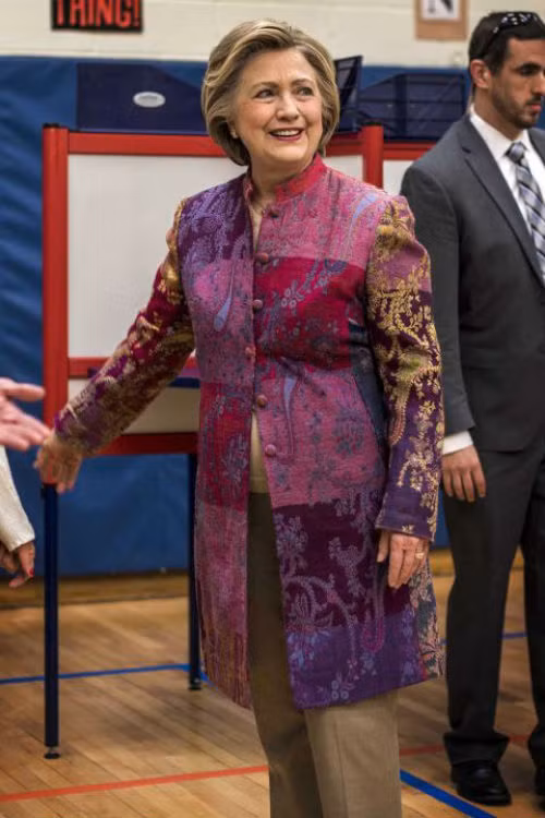 Họa tiết hoa văn cầu kỳ cho gu thời trang tinh tế của bà Clinton.