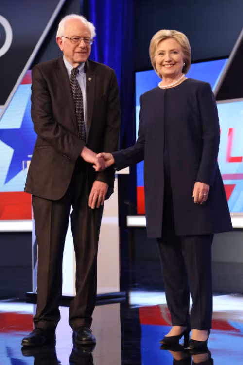 Bà Hillary Clinton khoe sự duyên dáng với chiếc vòng cổ ngọc trai.