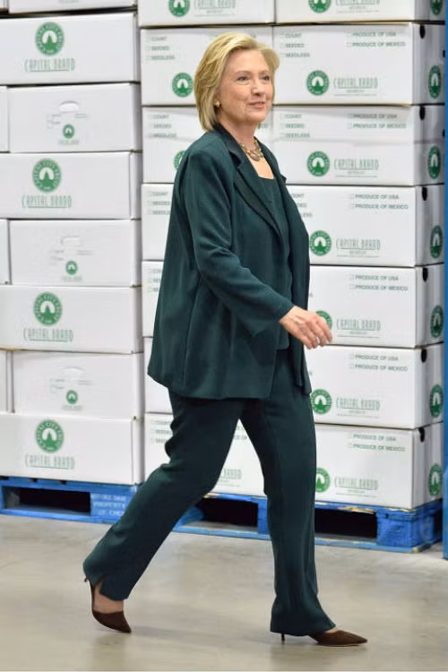 Đôi giày gót nhọn giản dị mà trẻ trung.