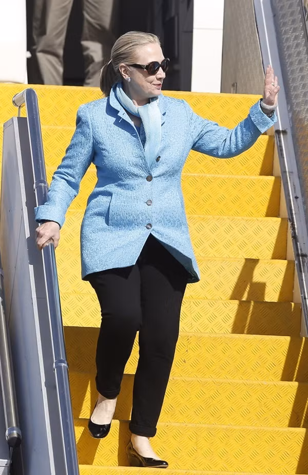 "Xuyệt tông" xanh nhạt giữa áo và khăn quàng tôn lên làn da sáng hồng hào của bà.